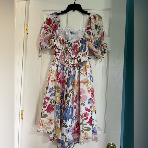 **S O L D **. En Saison Constantia Floral Smocked Dress - Size Medium - Picture 6 of 6